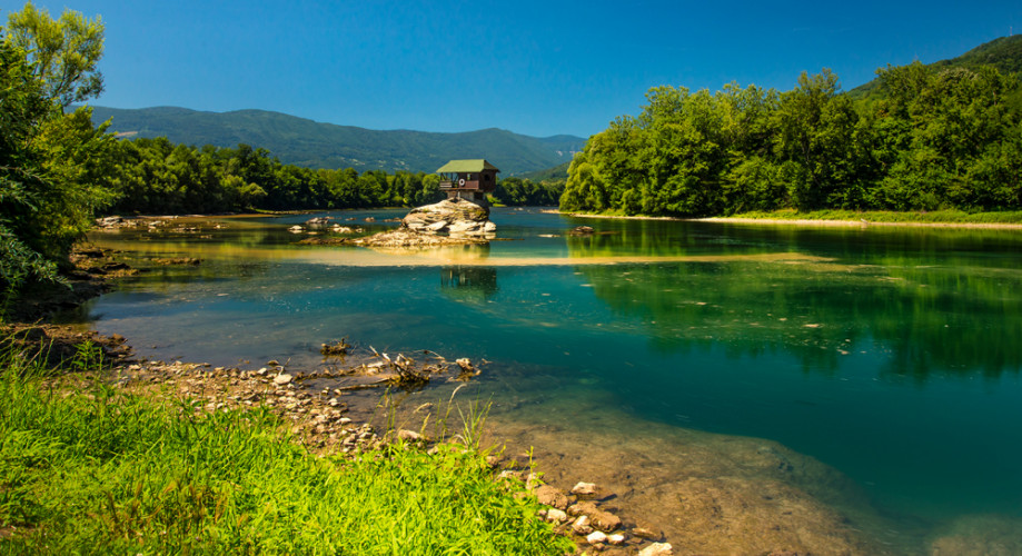 Kuča na rieke Drina- Srbsko