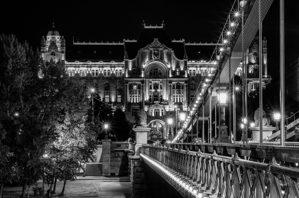 Ponte delle Catene, Four Seasons Hotel Gresham Palace