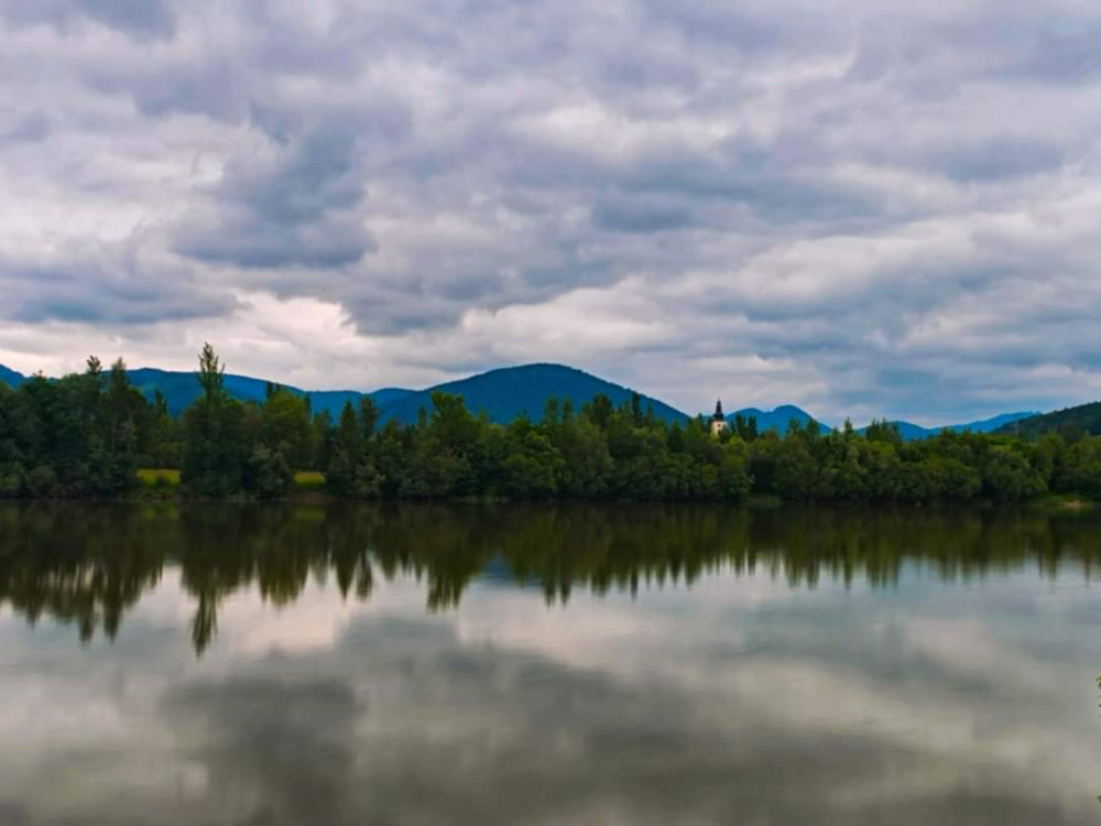 Kostol vo Varíne zo Žilinskej priehrady