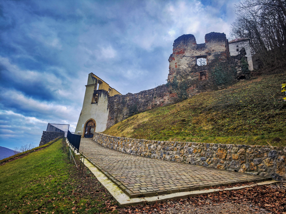 Skalka nad Váhom - kláštor