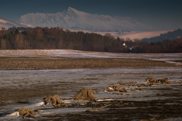 Dno Liptovskej Mary.... Kriváň. Vysoké Tatry.