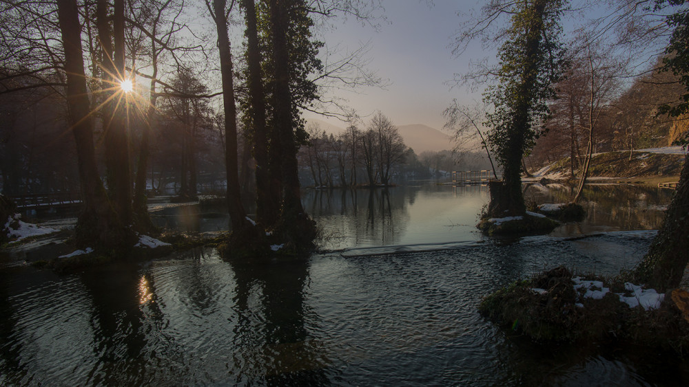 Východ slnka na jazere Pliva v Bosne