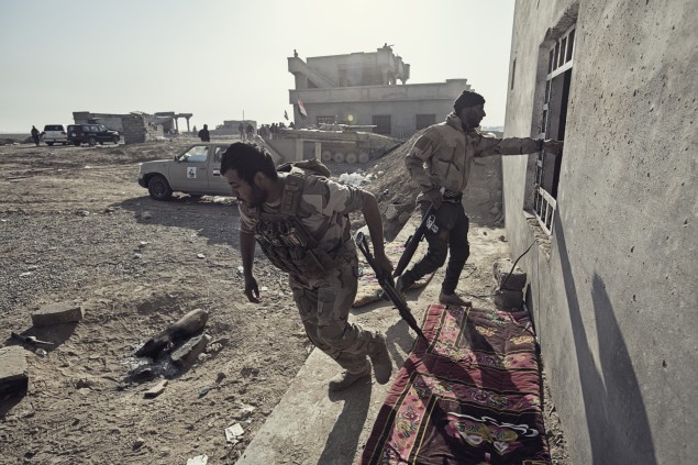 Frontová línia pri irackej Kajjare pri Mosule.