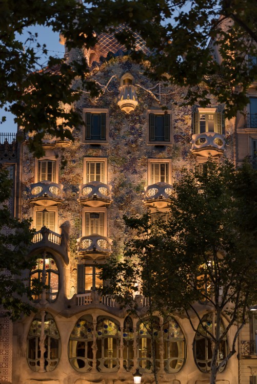 Casa Batló vo večerných farbách