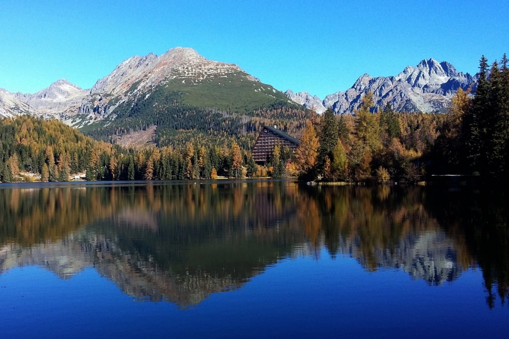 Štrbské pleso v jesennom kabátiku