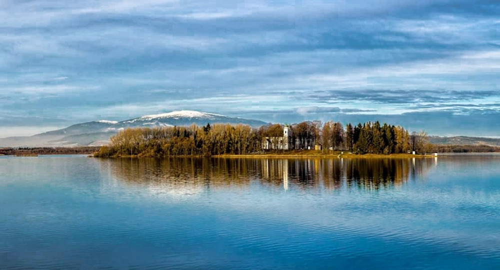 Oravská priehrada, ostrov Slanica.