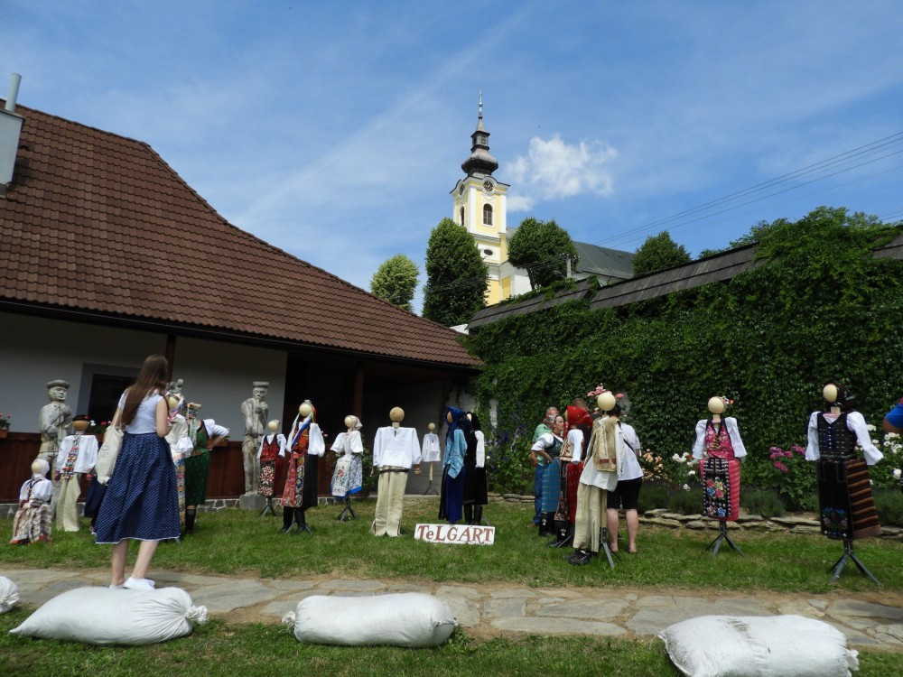 Výstava krojov na starej fare v Heľpe