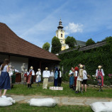 Výstava krojov na starej fare v Heľpe