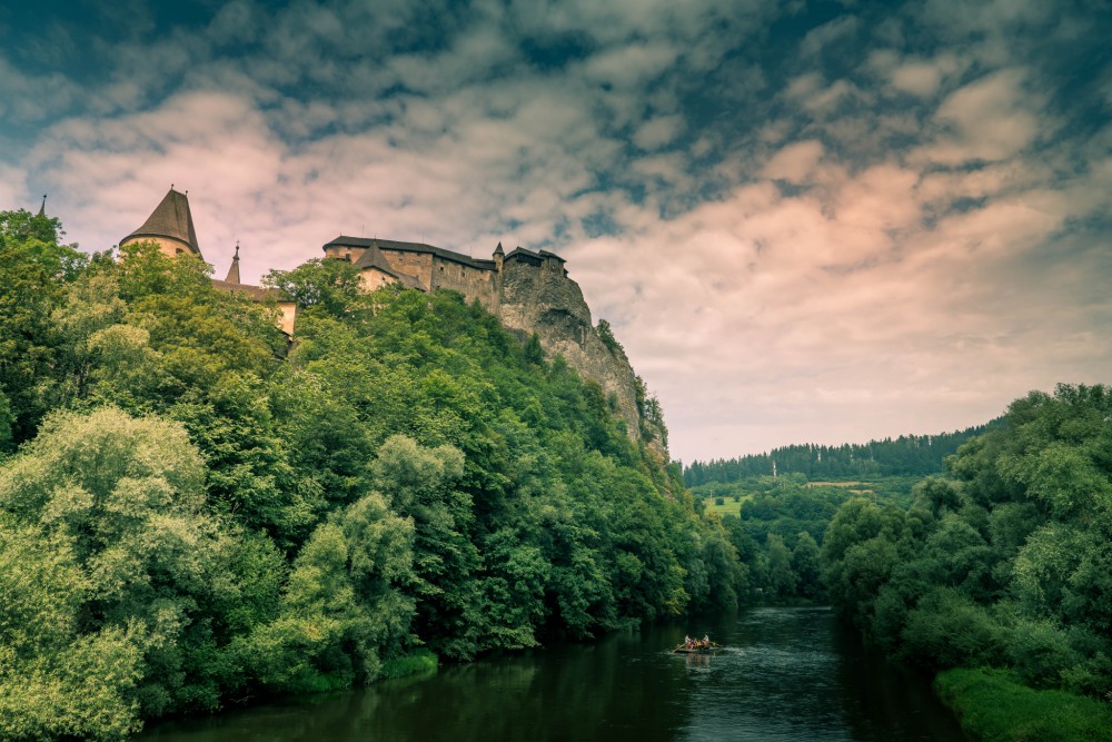 splav rieky Orava, obmívajú brehy úbočia Oravského hradu