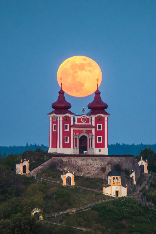 Spln mesiaca v objatí Kalvárie