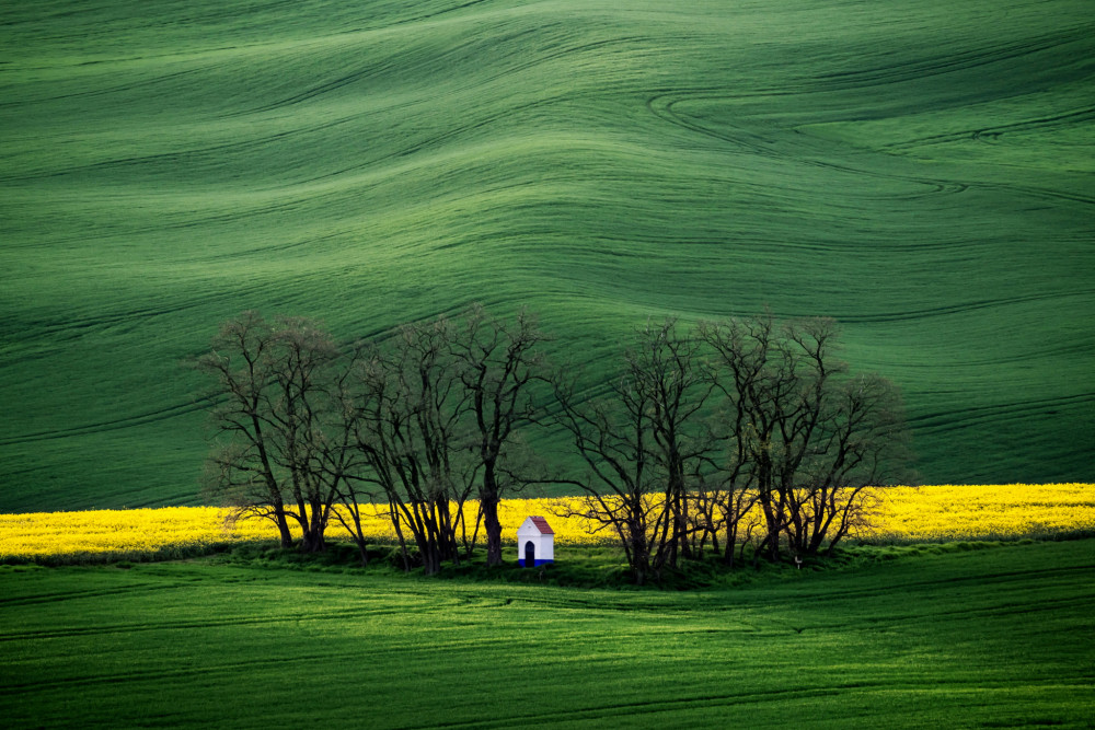 Zelené vlny nad kaplnkou